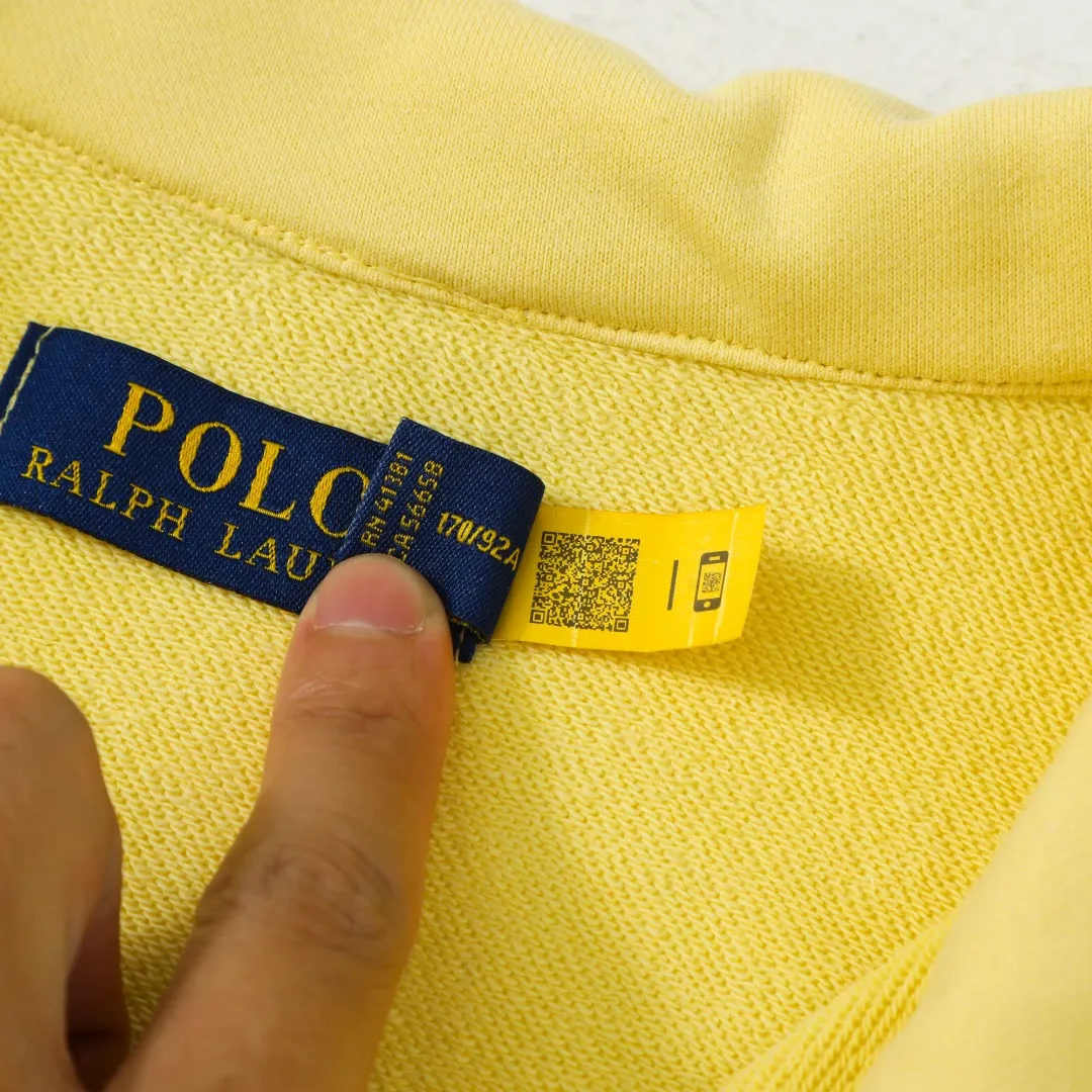 P260 #R99 Ralph Lauren pony logo eight-color half-zip lapel sweatshirt. Wear three times in one suit, easy to switch styles: Fully stand-up collar mode: crisp lapel three-dimensional windproof, taking into account warmth and cool lines, full of coolness ▫️Half-open lazy mode: slightly exposed collarbone, relaxed and comfortable | Pair with a shirt or high collar to show the intellectual atmosphere ▫️Full-open V-neck mode: Visually extends the neck-shoulder ratio | Stacking is more layered, hiding the flesh and making it look slimmer, making it easy to wear with a sense of luxury. Genderless design, shared wardrobe concept: White is gentle and elegant | Black is cool and slimming | Both colors can be used to create a couple CP look. 8 colors are available in the full line | From classic to soft | Meet all daily and occasion dressing needs Quality is reflected in the details: Micro-label logo embroidery | Loose but not procrastinating tailoring | High-grade fabrics ensure a comfortable fit. Easily manage various scenarios such as workplace commuting, weekend leisure, and date travel, effortless chic is the definition of effortless chic.  Color: Black White Navy Mint Green Khaki Pink Yellow Army Green Size: S M L